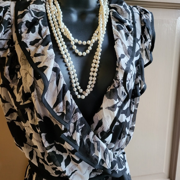 V-Neck Sleeveless Dress with Black Sash - Picture 2 of 7